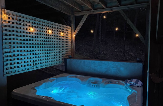 Cabaña privada, 2 dormitorios / 2 baños con bañera de hidromasaje en 5 acres privados