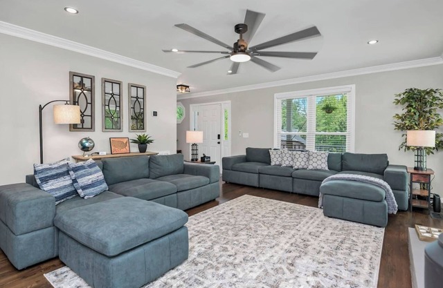 Whispering Winds of Lexington | Sleeps 8