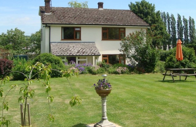 Una atractiva casa de campo de principios del siglo XIX, situada en jardines cerrados en una granja de ovejas en pictur