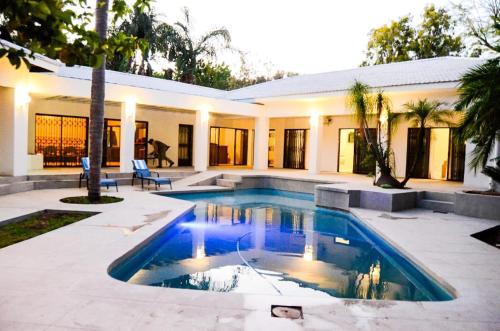 White House River Manor