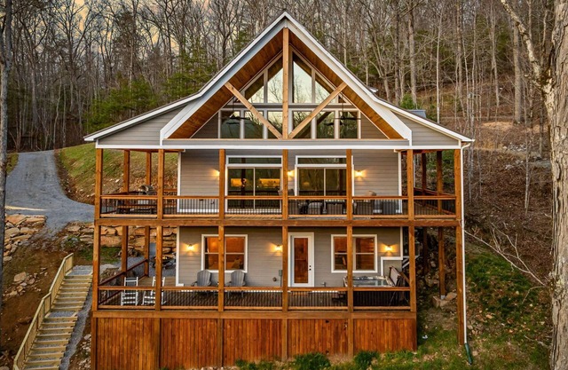 Whitetail Crick; Creekfront home featuring hot tub, pool table and theatre room