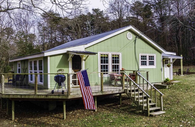 WHITETAIL on the PARKWAY w/ HOT TUB...named WHITETAIL for a reason .....