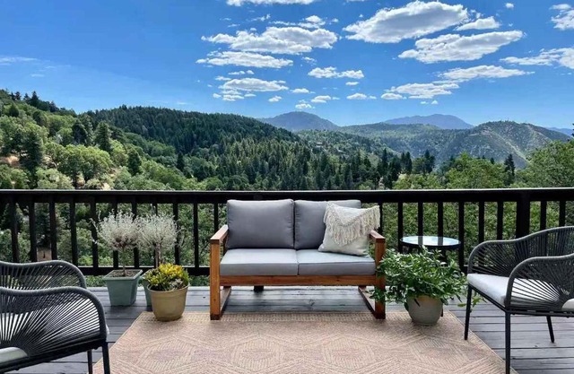 @wild olive den ~ Serene Weekend Getaway Cabin