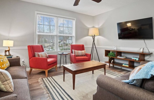 Wildberry Place- 15 min to TR w/ Sports Court!