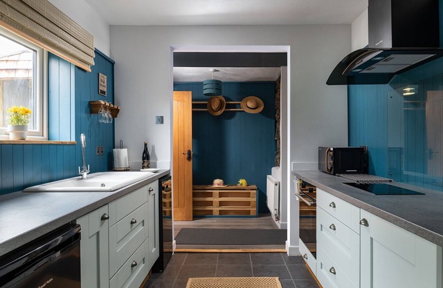 Willow Cottage - a hot tub that sleeps 2 guests in 1 bedroom