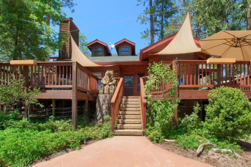Willow Cove Lodge- 5 bedrooms with a hot tub!