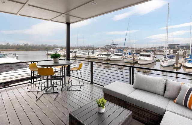 Wilmington downtown stationary houseboat. Relax literally OVER the water 🐬