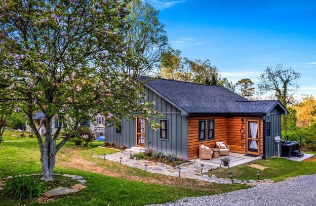 Wine & Wood-Wine Room Hot-Tub 5 Mins to Downtown