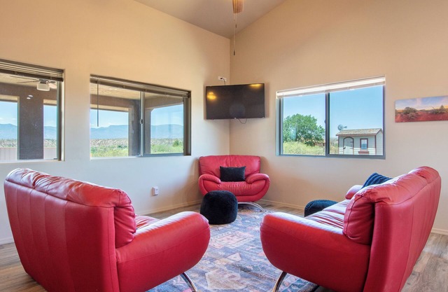 Pool, Hot Tub, King Bed, easy access to Sedona! @Winery Ranch by StargazerSedona