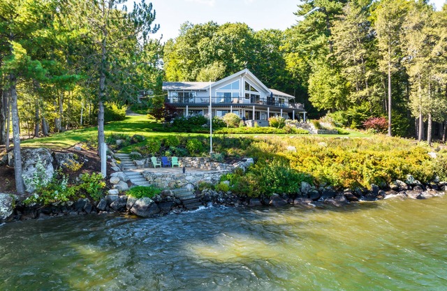 Winnipesaukee Waterfront Home And Guest House Sleeps 14
