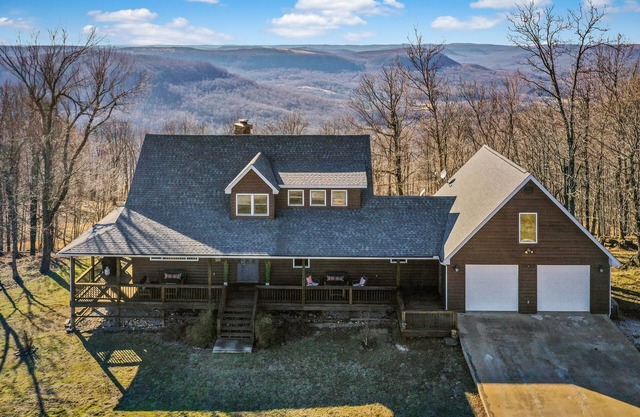 Winston's View: Mountain Views, Fire Pit, Hot Tub