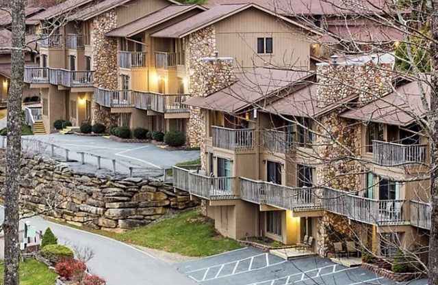 Winter get-away in charming 2-bedroom loft in beautiful Banner Elk.