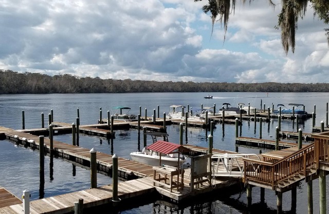 Paraíso en el St. Johns River w / barco de aguas profundas deslizamiento