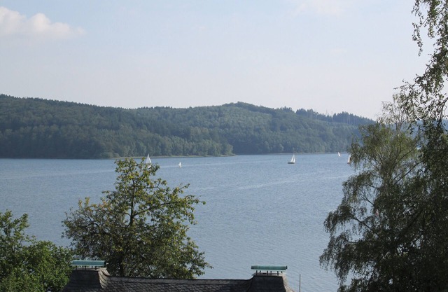 con piscina y vista del Sorpesee