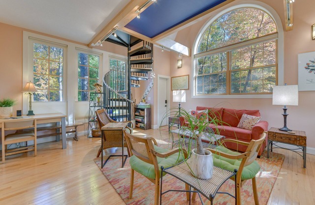 Cozy Hot Springs Cottage w / cubierta y acceso al río!