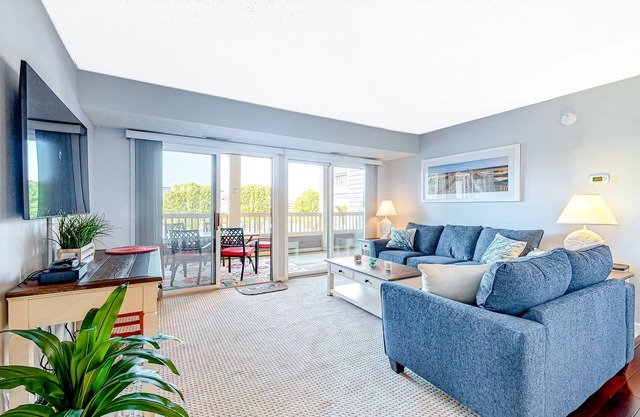 Wonderful coastal escape with pools, deck & central AC - near shops & dining