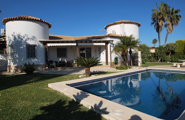 Chalet cerca de la playa con piscina privada, aire acondicionado, internet