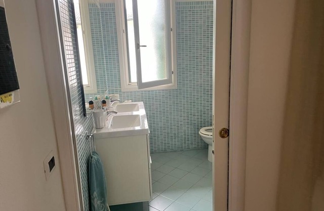 Wonderful large house for large groups 15' from the sea. Pets allowed.