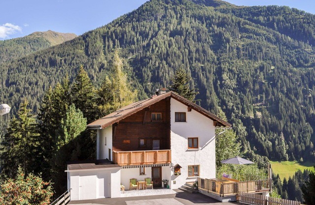 Estupenda casa de vacaciones privada para 10 personas con WIFI, TV y balcón