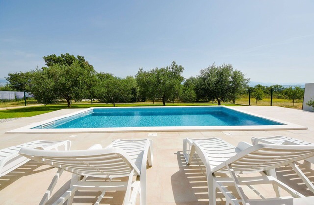 Maravillosa casa de vacaciones para 6 personas con A/C, piscina privada, WIFI, TV y terraza
