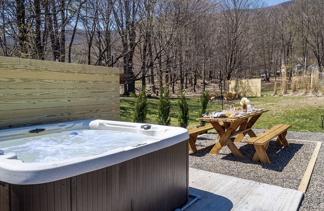 Wooded Catskills Farmhouse near Woodstock. Hot Tub, Fire Pit, OutdoorMovies&more