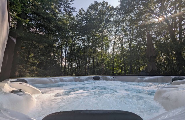 Wooded Retreat: 3 Bed/2 Bath, Hot Tub, A/C, Fire Pit, Ping Pong + Yard Games