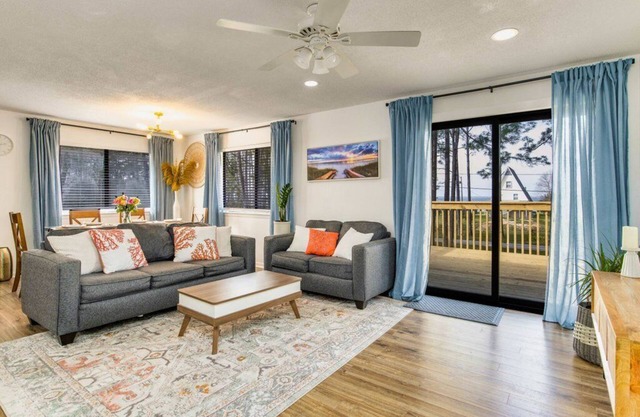 Wooded Retreat, steps from Bay, Hot tub!