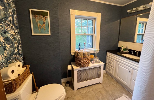 Woods Hole Retreat. Short walk to town and beach.