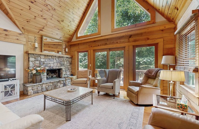 Woodsy cabin with hot tub, gas fireplace, firepit, balcony & gas grill