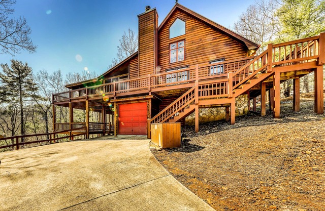 Cabaña Woodsy con vistas al lago y a la montaña, bañera de hidromasaje privada, parrilla de gas y parrilla de gas.