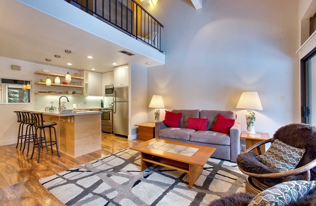 Woodsy Suite: 1 BR, 1. 5 BA Casa adosada en Carnelian Bay, capacidad para 4
