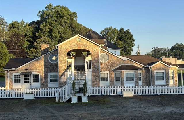 Woodward Villa - Unit D - 6 min walk (0.8mi) to town center