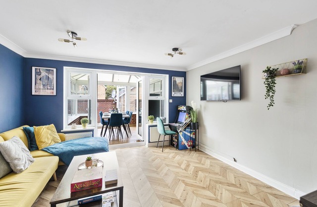 Wow Modern house 5 Bed, 4 Bath. 2 Parking Spaces!