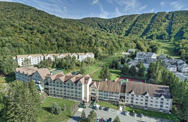 Wyndham Bentley Brook-Ski In/Out, Pool, Next to Jiminy Peak - Only 25% Deposit!