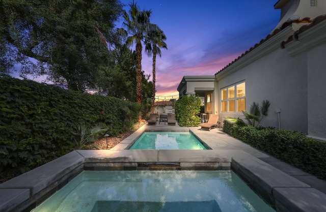 Piscina privada y jacuzzi situado en la hermosa Puerta Azul