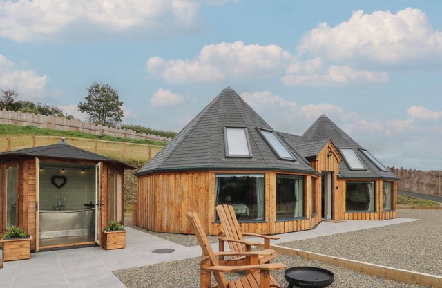 Y CWLWM - THE CELTIC KNOT, pet friendly, with a garden in Lampeter