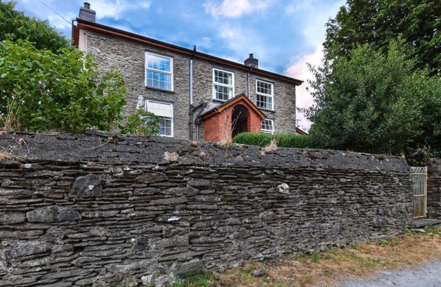 Esta tradicional y espaciosa casa de vacaciones en el corazón del cautivador campo de Gales