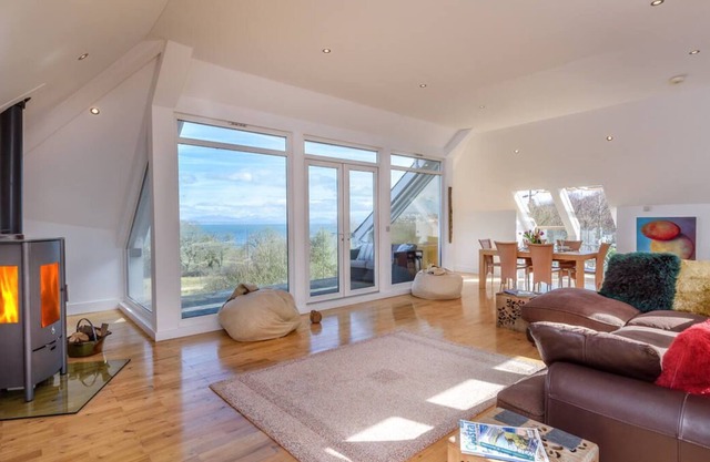 Este lujoso retiro costero cuenta con una ubicación conveniente cerca de la playa Abersoch y Abersoch Golf Cl.