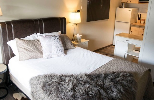 Yam 21 - Upper Studio with King