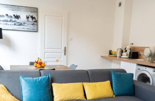 Yellow T2 Cosy Hyper Centre