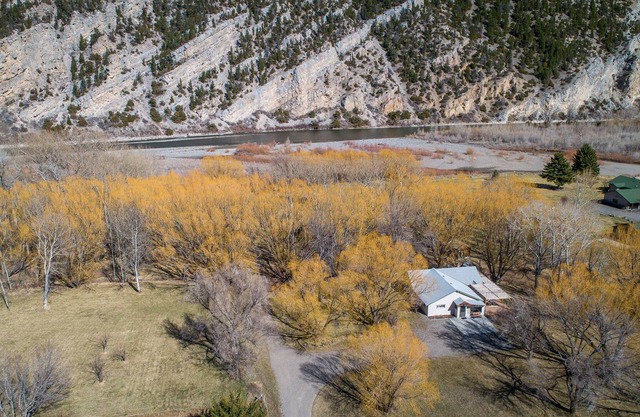 Yellowstone Cabin on 4 acres: Sleeps 8, river access & Pets ok!