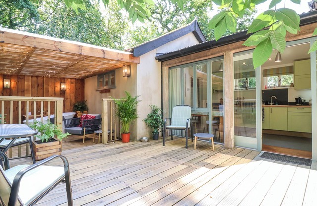 YEW TREE FARM STABLE, WORLINGWORTH, pet friendly in Framlingham