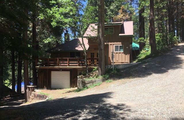 CABINA DE YOSEMITE EN PINO DE AZÚCAR HISTÓRICO -7 millas a Yosemite. Entrada HOT TUB!