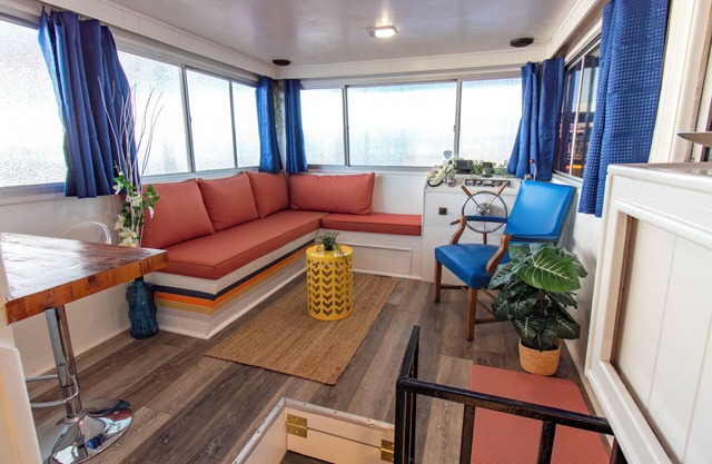 You're on a Boat 2!! Charming Houseboat on Eagle Mountain Lake