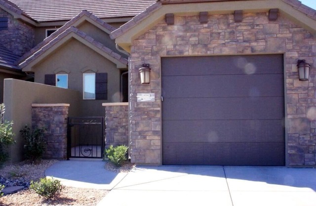 De nada Townhome con 2 Master Suites!