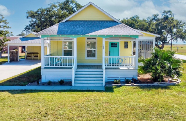 YOUR BEACH RETREAT!!! Walk to Beach, Downtown, Restaurants and More!!