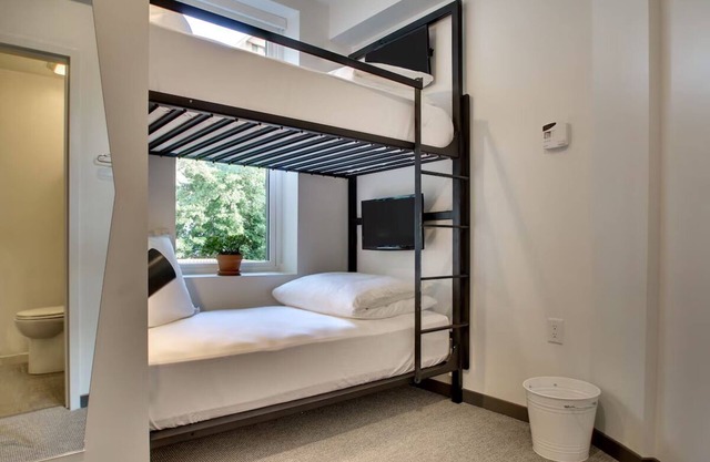 Your Gateway to D.C.: Cozy Hive Near White House – Perfect for Sightseers