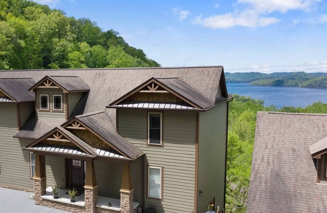 ♡ Your Happy Place Overlooking Center Hill Lake ♡