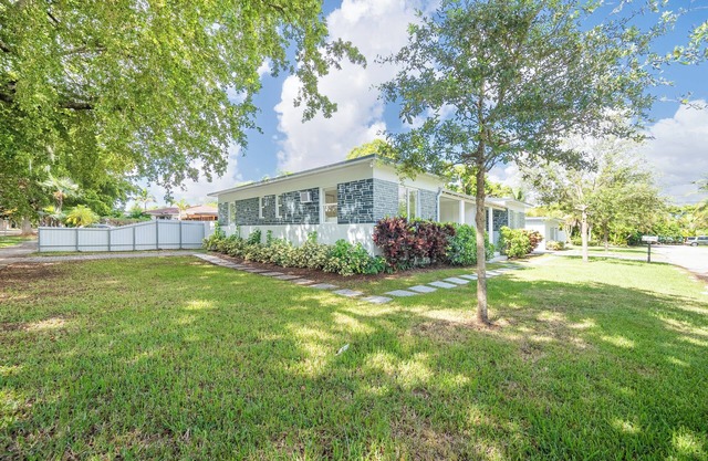 Your Hollywood Hideaway! Central Location 2BR Home