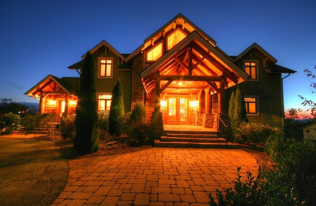 5BR Luxury Mtn Home, vistas, 2 suites King, jacuzzi, fogata, ubicación conveniente.